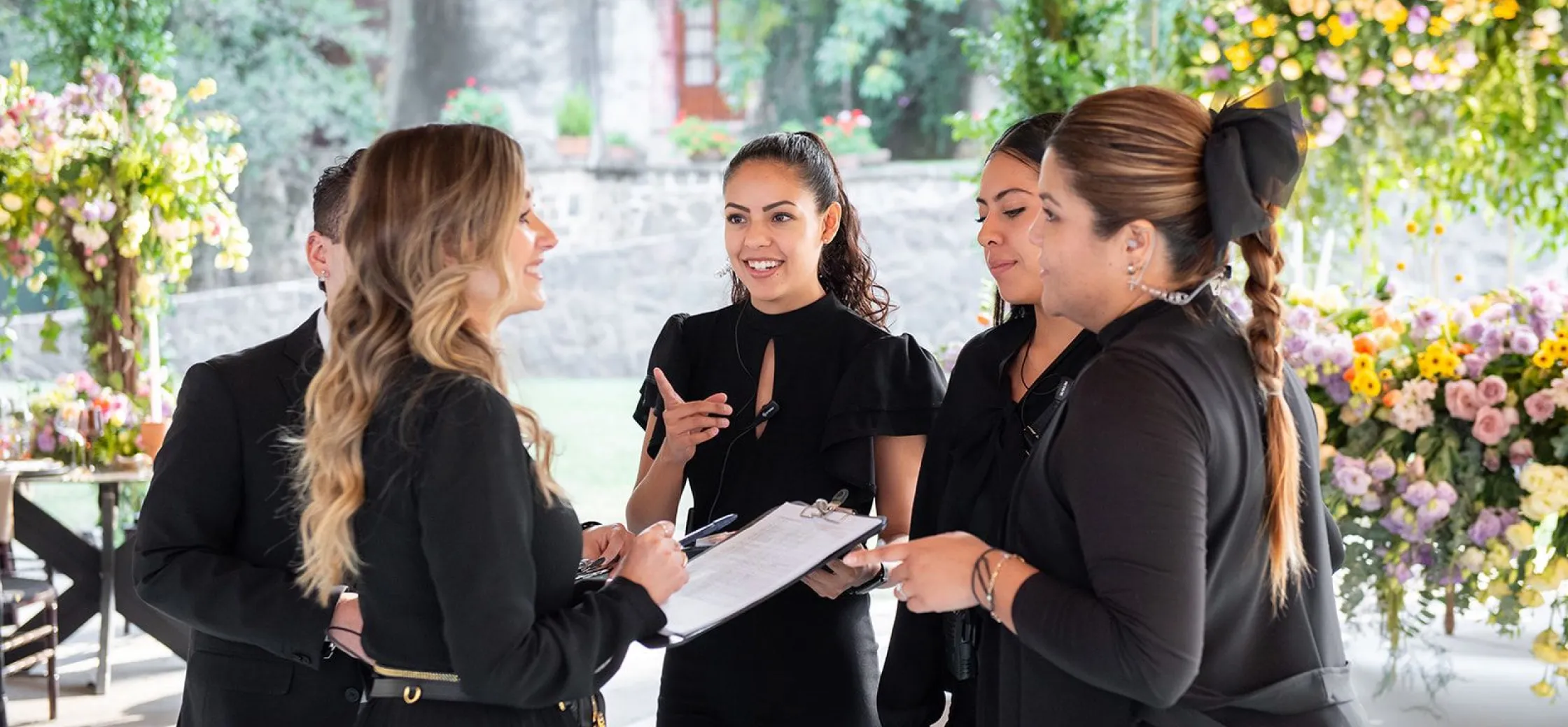 Equipo Estefania Canales coordinando un evento